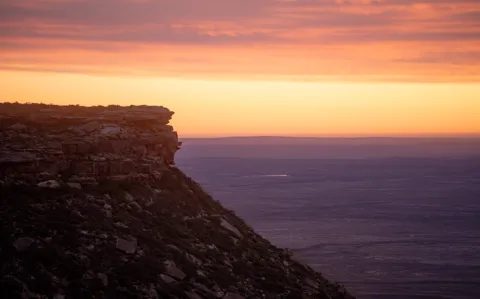 The sandstone krans at sunset above the plain of the Knersvlakte
